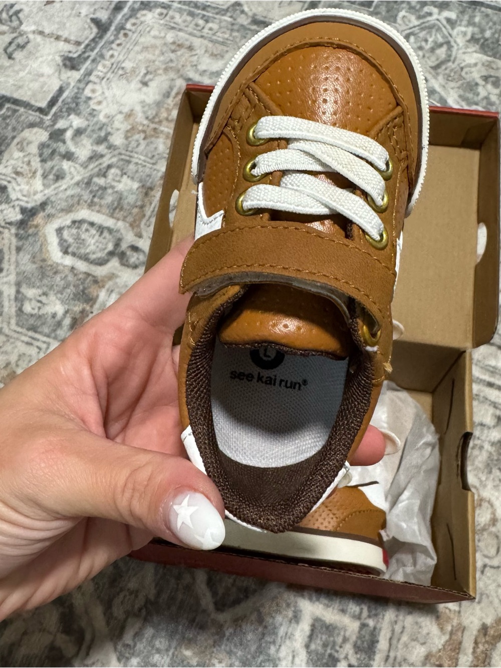 See Kai Run Brown and White Toddler Sneakers size 5 original box - Picture 6 of 11